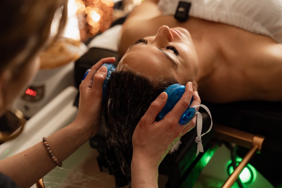 Fejmasszázs masszázseszközökkel a Head Spa kezelésen