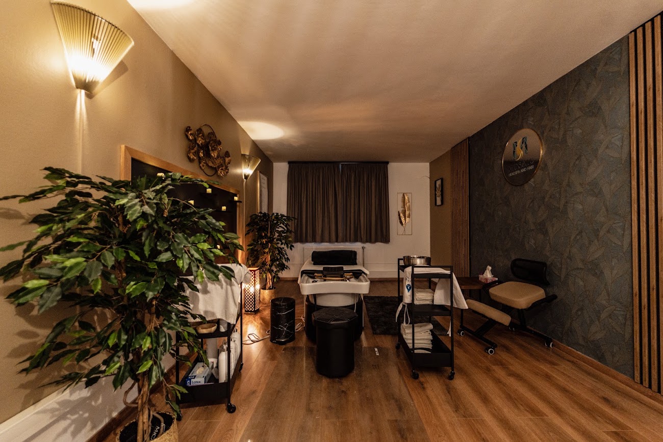 Kezelőszoba növényekkel és Head Spa ággyal